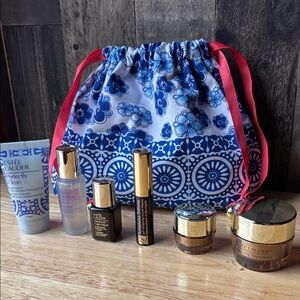 Chic Estée Lauder pull string bag with six cosmetics